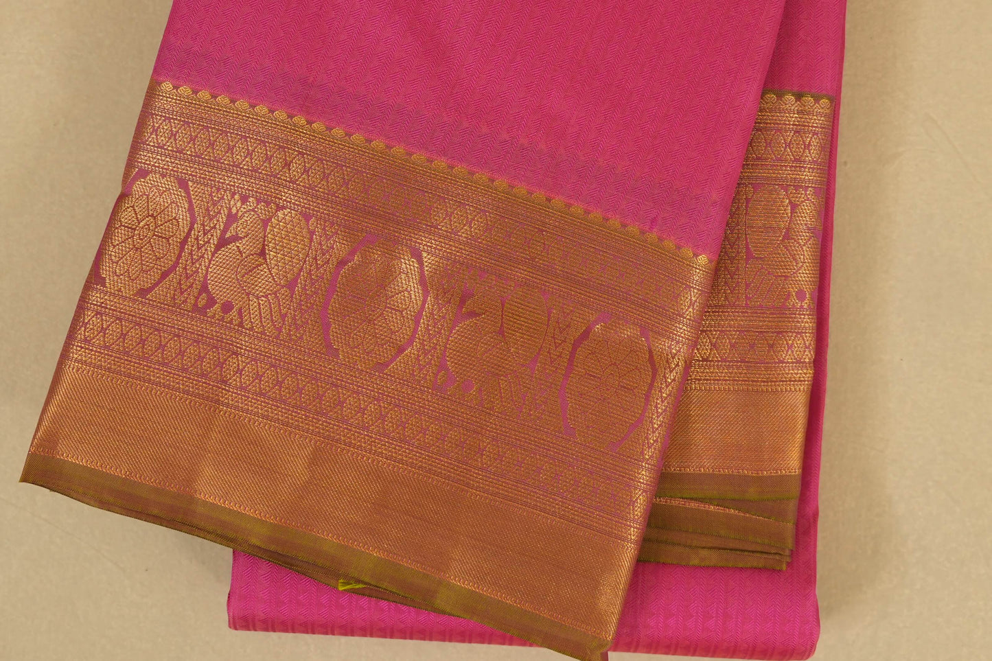 Pink with Manthulir Borders Light Weight Kanchipuram Silk Saree border zoom