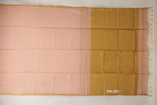 Peach Maheshwari silk cotton saree spread flat, with slim light mustard gold borders and a finely striped pallu ending in tassels.