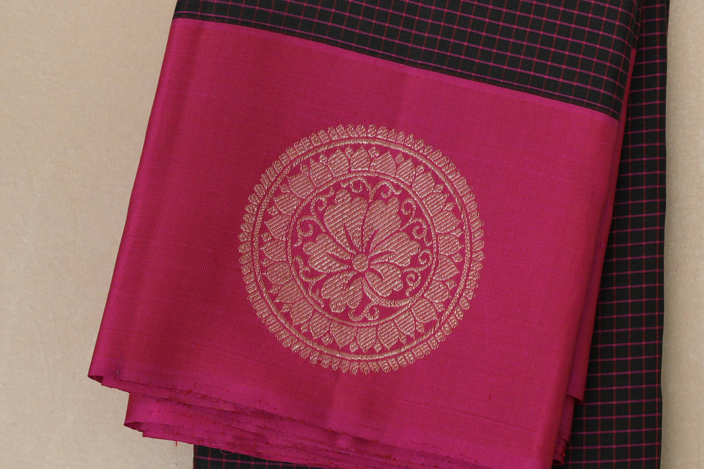 Black with Magenta Pink Borders Vintage Kanjivaram Silk Saree border zoom