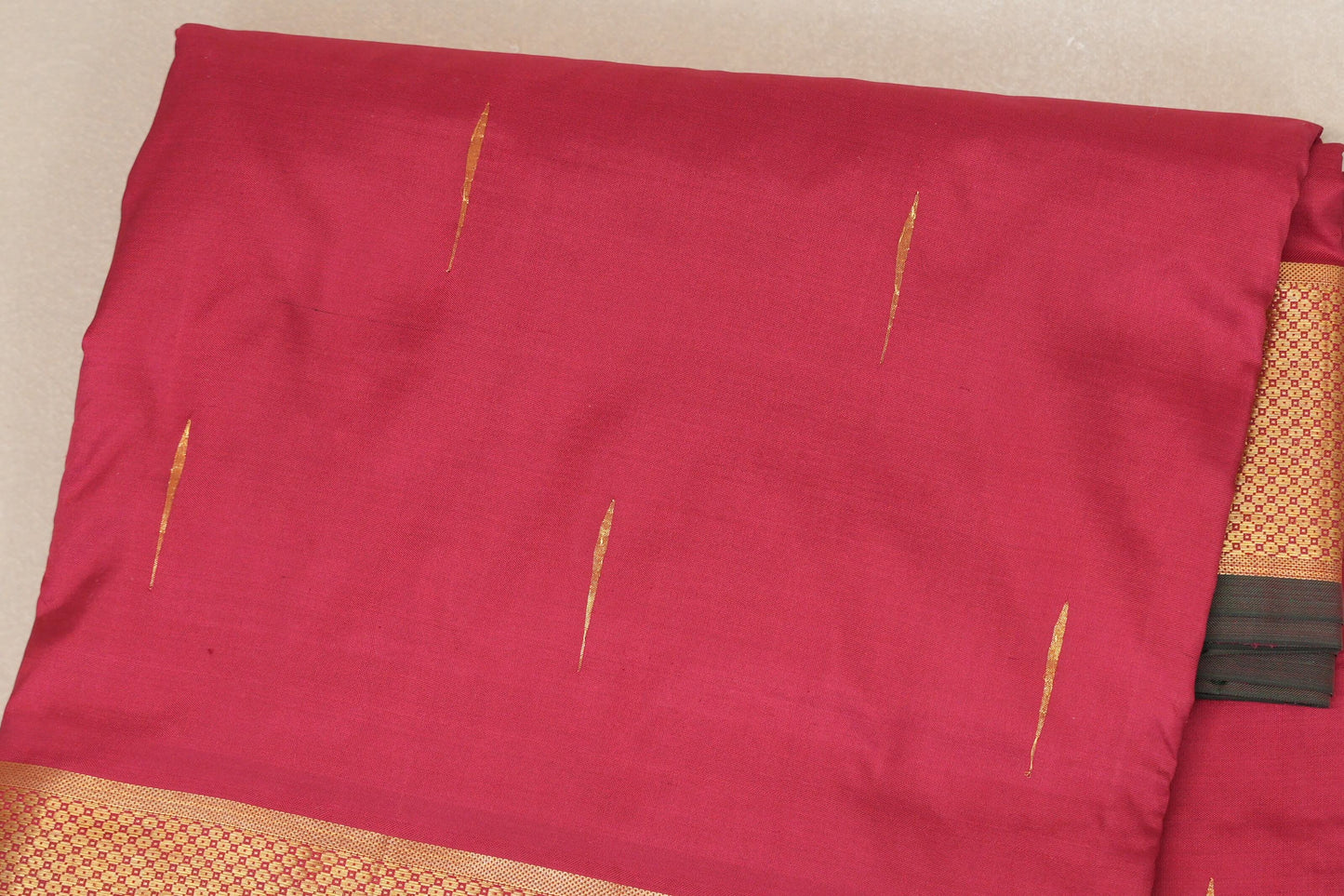 Maroon Ten yards silk saree body zoom