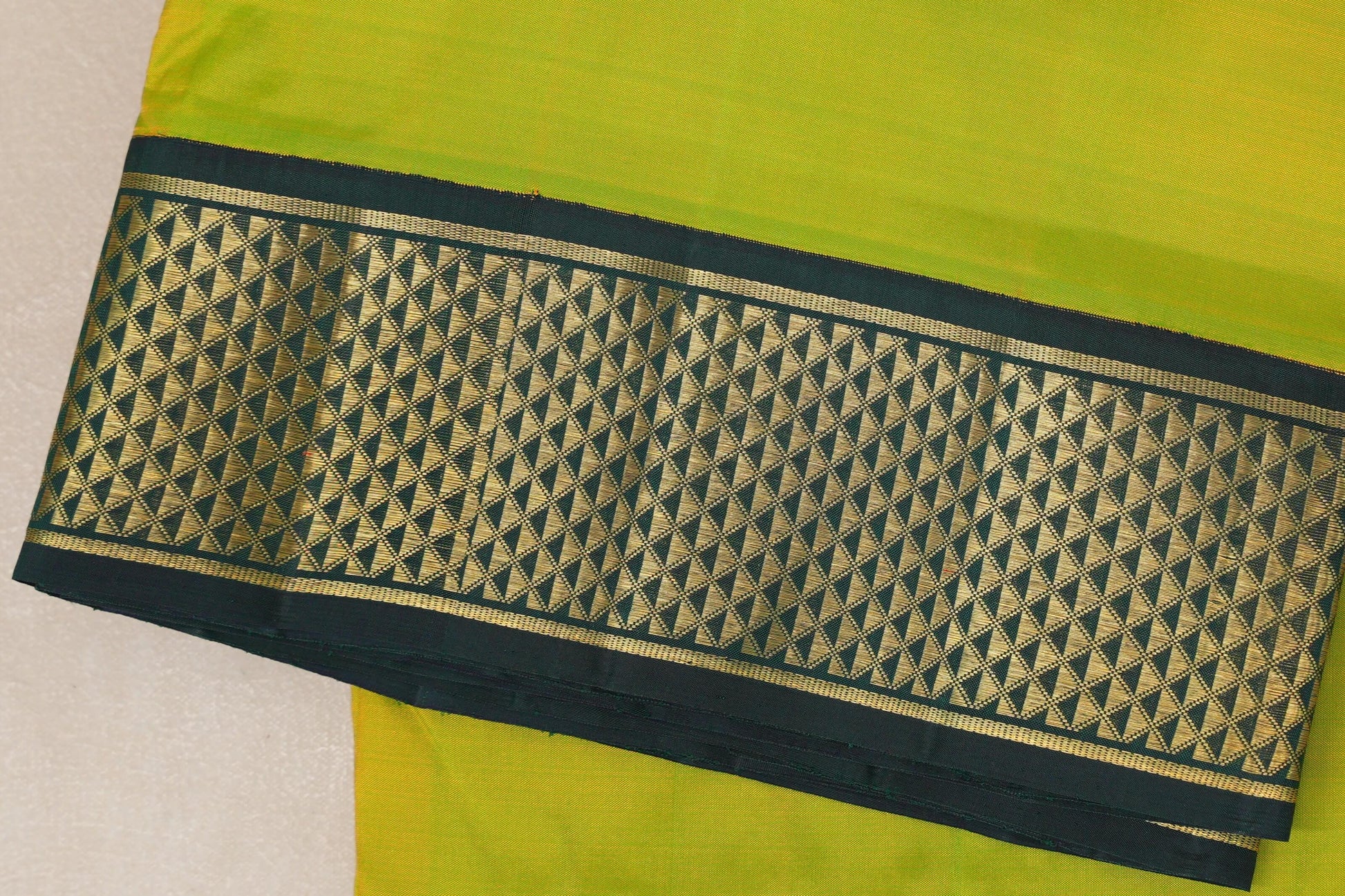 Fluorescent Green Ten Yards Silk Saree border zoom