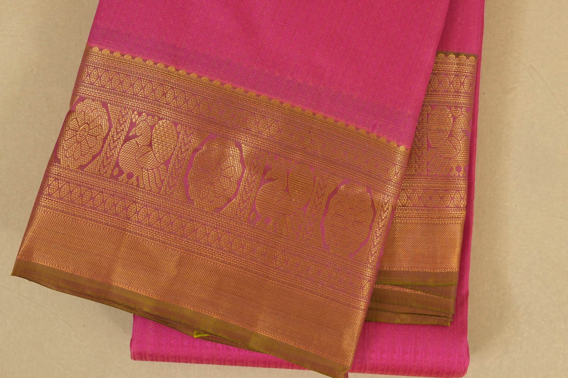 Pink with Manthulir Borders Light Weight Kanchipuram Silk Saree border zoom