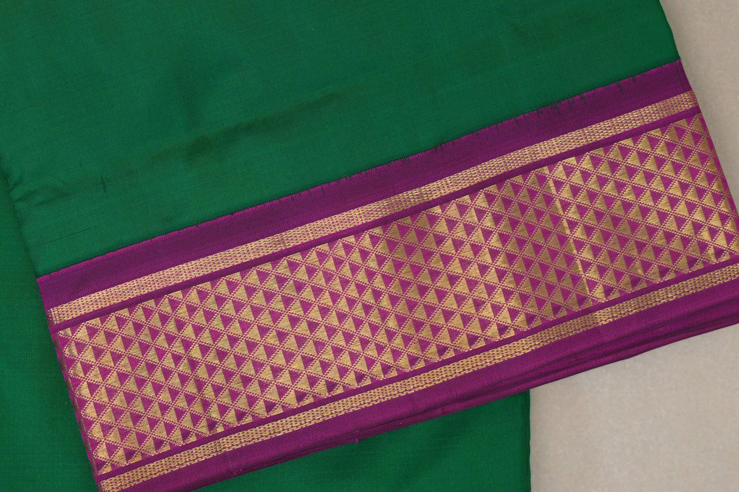 Emerald green with deep magenta borders Ten Yards Silk Saree SS9225