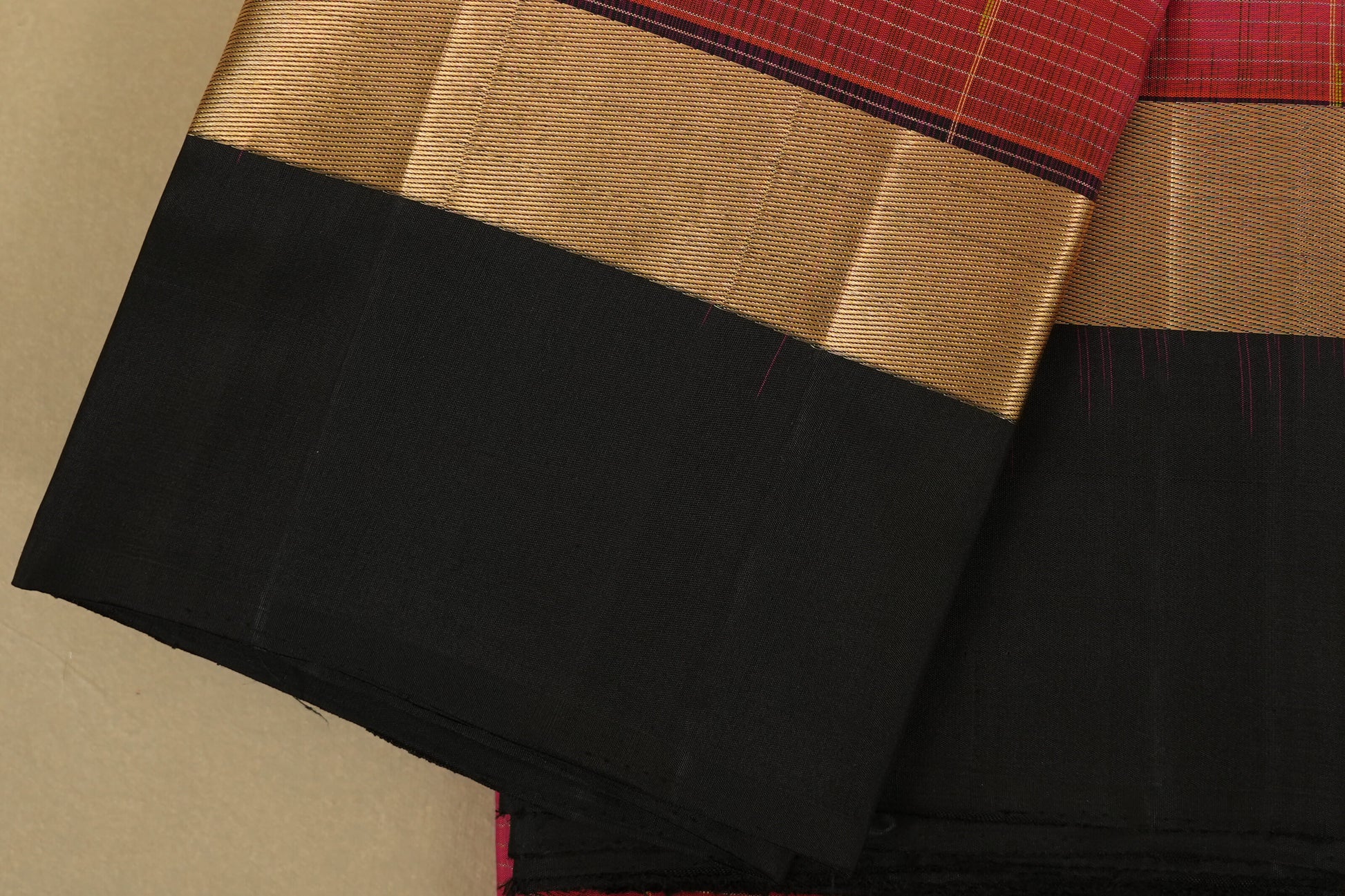 Pinkish Orange with Black Borders Light Weight Kanchipuram Silk Saree borders