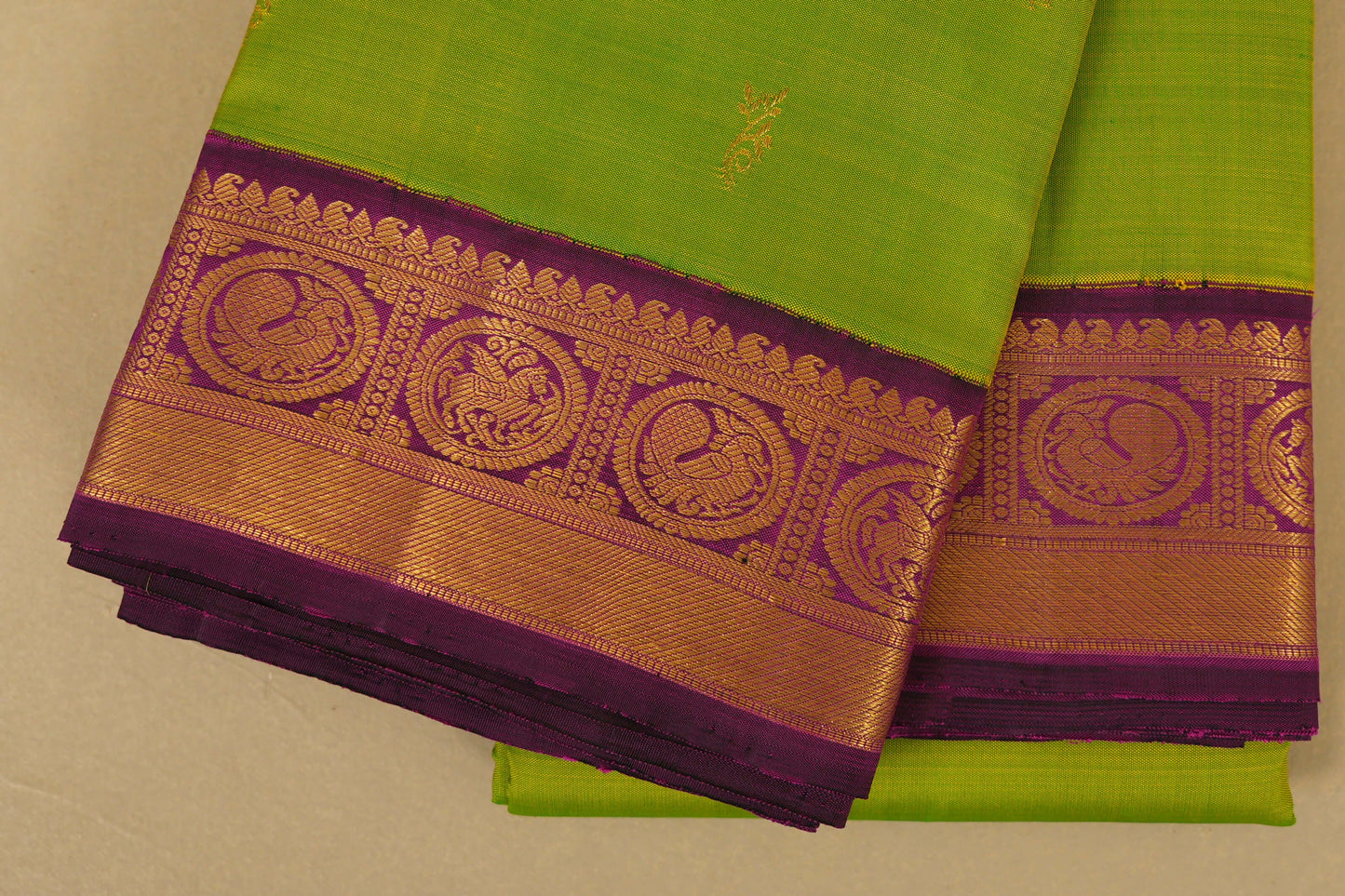 Fluorescent Green Vintage Kanjivaram Silk Saree border zoom
