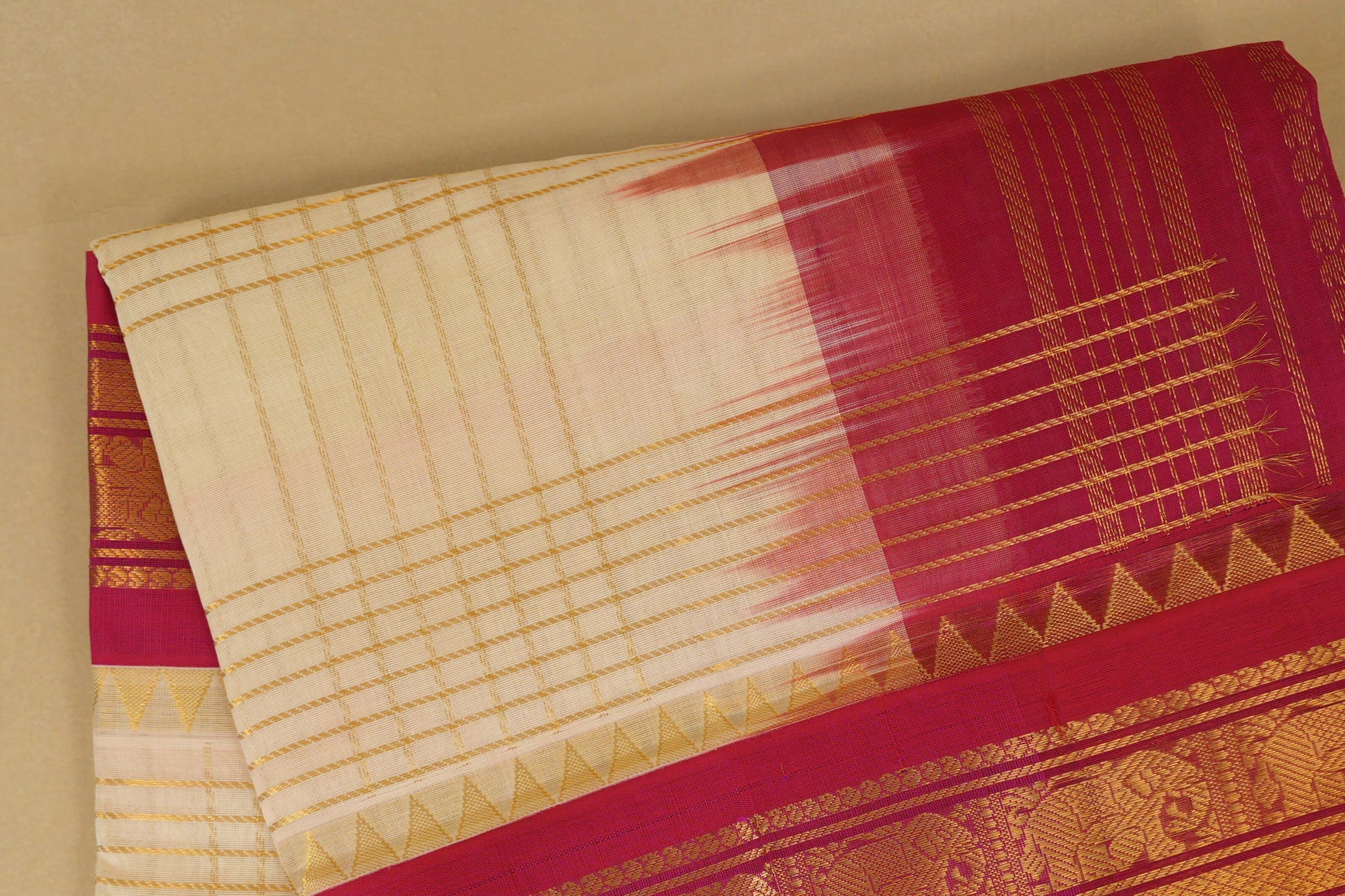 Half White with Red Borders Silk Cotton Saree body zoom