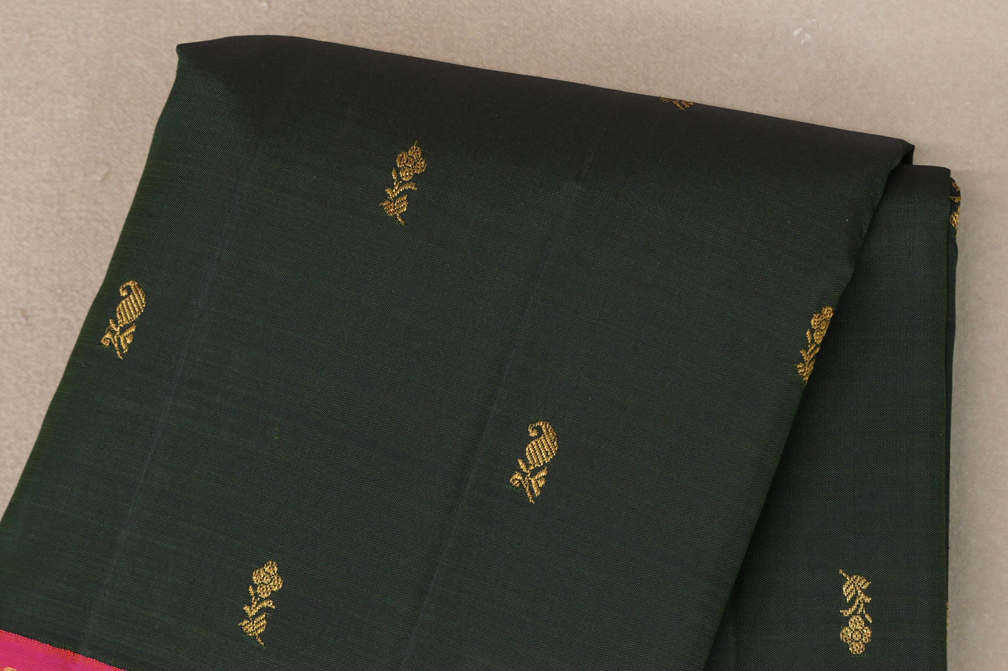 Bottle Green Kanjivaram Silk Saree body zoom