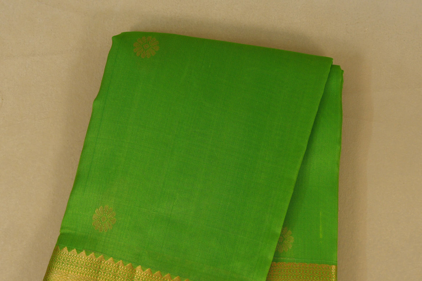 Bright Parrot Green Light Weight Kanchipuram Silk Saree body zoom