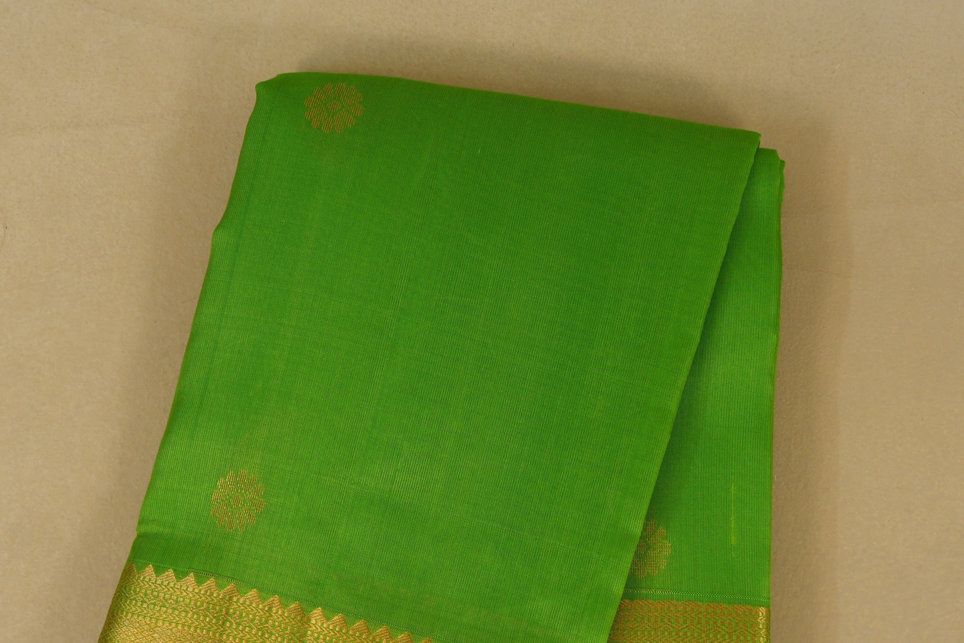 Bright Parrot Green Light Weight Kanchipuram Silk Saree body zoom