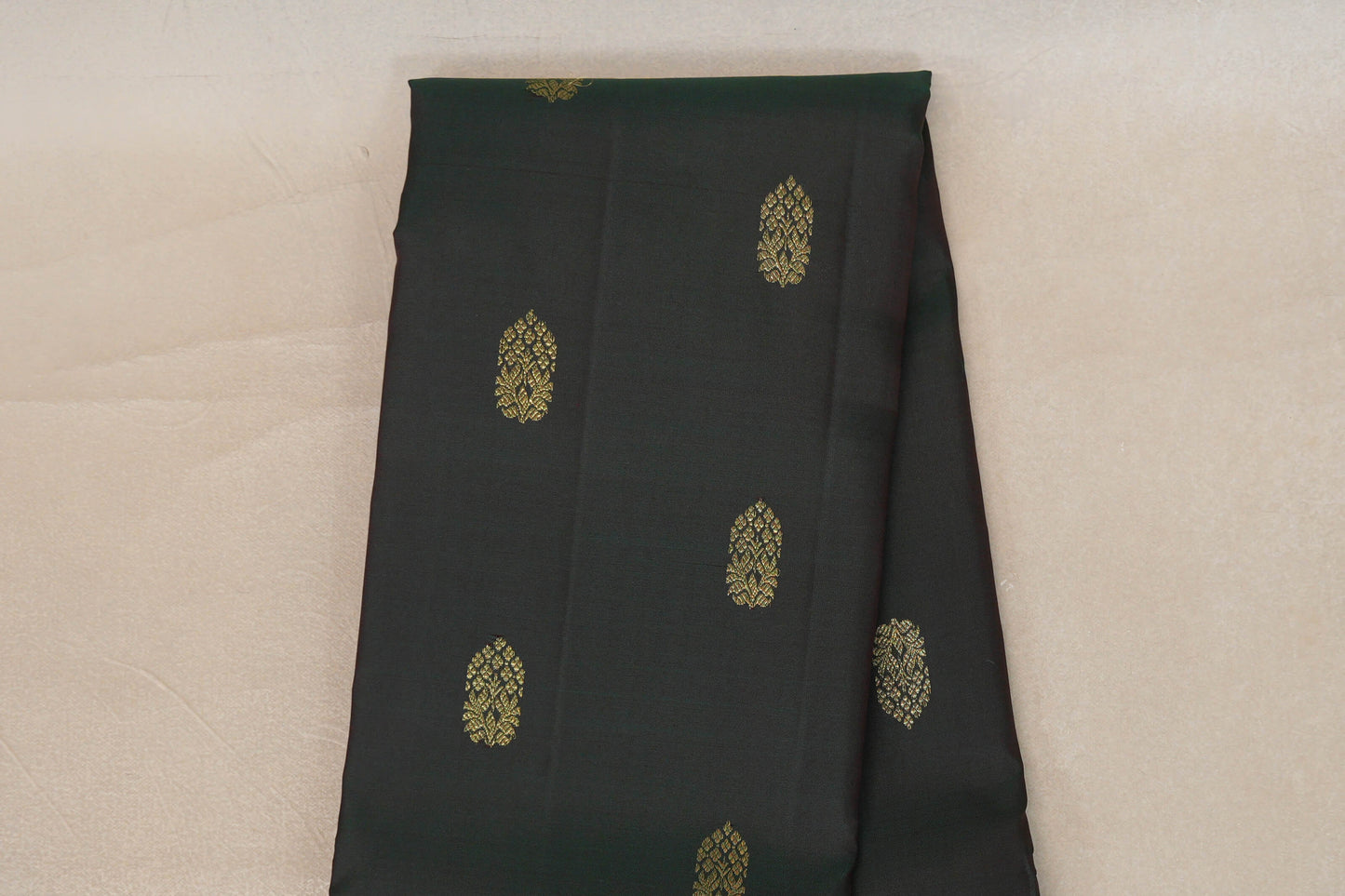 Dual Tone of Deep Bottle Green & Deep Red with Rettai Pettu Borders Vintage Kanjivaram Silk Saree body