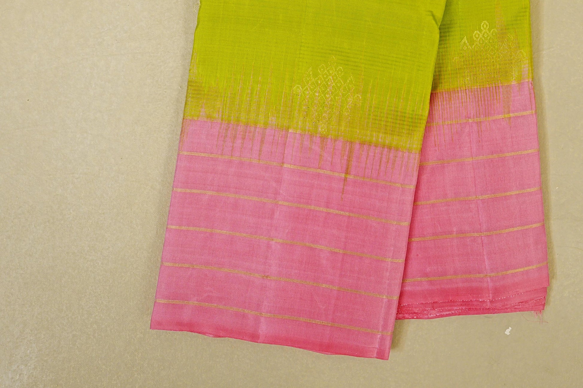 Parrot Green Light Weight Kanchipuram Silk Saree border zoom
