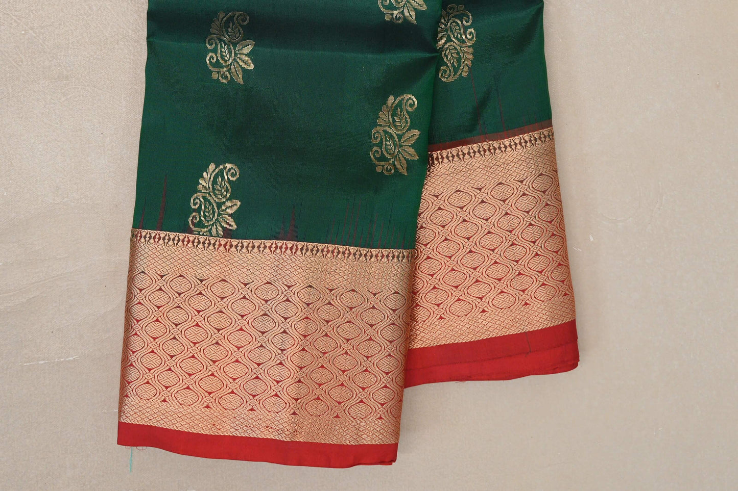 Deep bottle green with Bright Red borders Light Weight Kanjivaram Silk Saree border