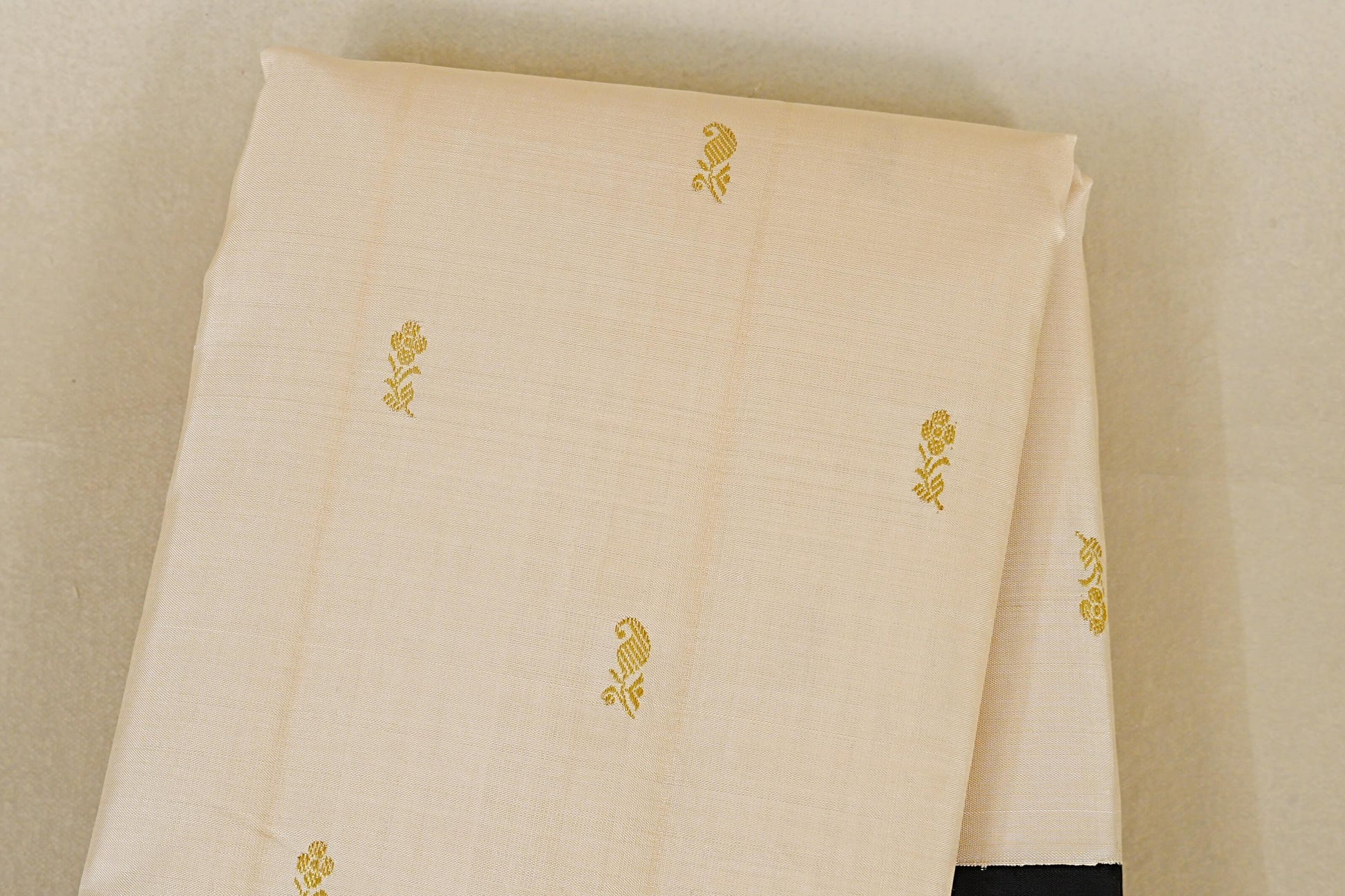 Cream with Black Borders Vintage Kanjivaram Silk Saree body zoom