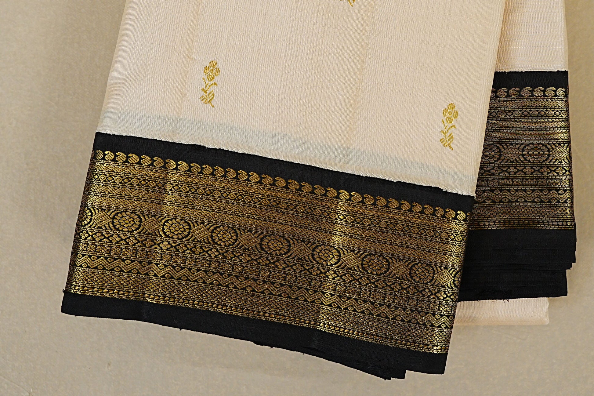 Cream with Black Borders Vintage Kanjivaram Silk Saree border zoom